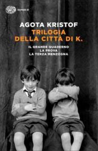 Copertina del romanzo Trilogia della città di K di Agota Kristof pubblicato da Einaudi